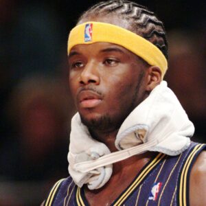 Jermaine O Neal (Indiana Pacers) kühlt seine Nackenmuskulatur Basketball Herren NBA 2003 2004