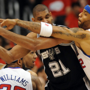 Los Angeles Clippers power forward Kenyon Martin (2) defends San Antonio Spurs center Tim Duncan (21)