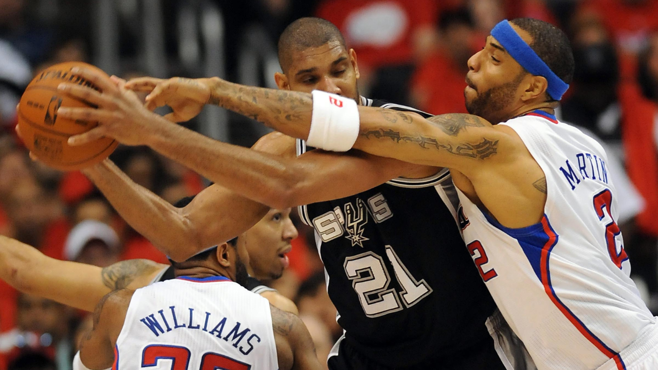 Los Angeles Clippers power forward Kenyon Martin (2) defends San Antonio Spurs center Tim Duncan (21)