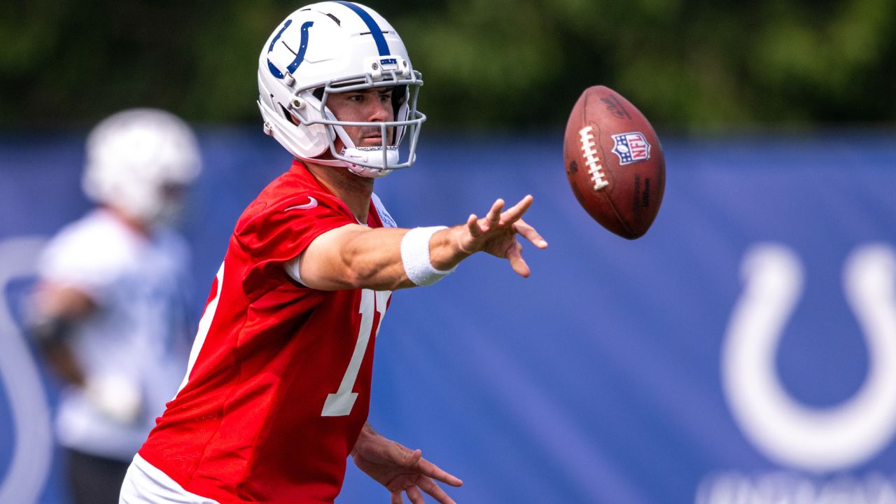 Indianapolis Colts quarterback Daniel Jones (17) pitches a ball during training camp at the Farm Bureau Football complex.
