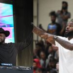 Shaquille O'Neal (L), LeBron James (R)