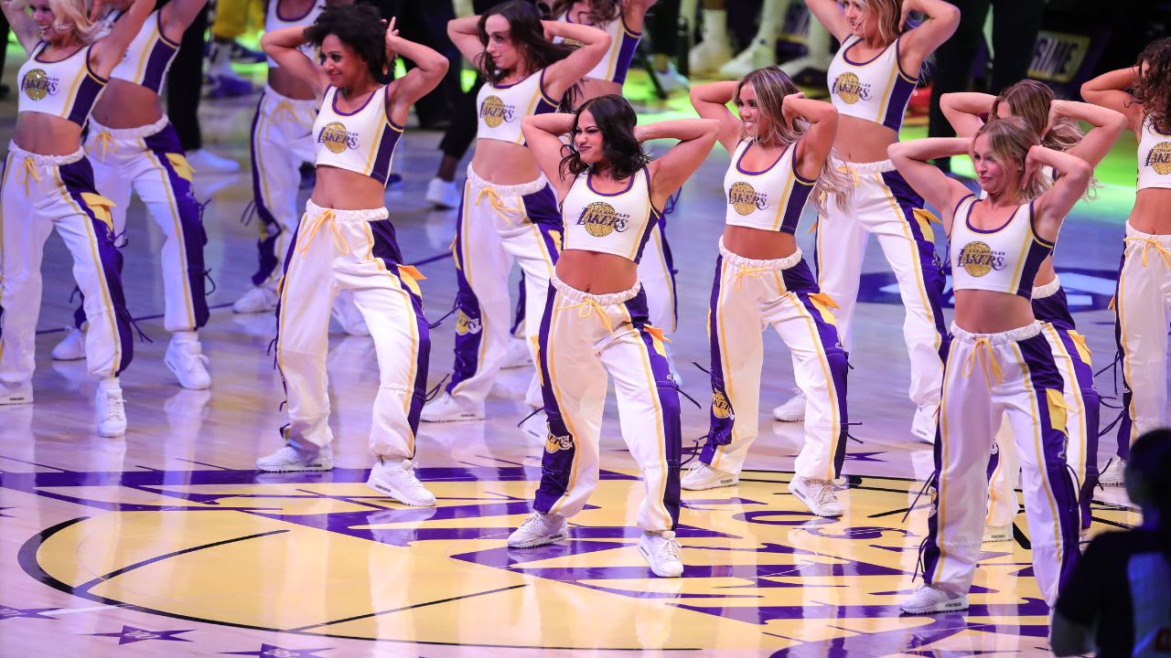 Ex-Clippers Center Had a Hilarious Reaction to Seeing Lakers Girls For the First Time