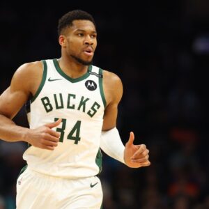 Milwaukee Bucks forward Giannis Antetokounmpo (34) against the Phoenix Suns at Footprint Center.