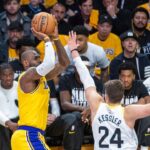 Los Angeles Lakers LeBron James (L) shoots against Utah Jazz s Walker Kessler 24 during an NBA, Basketball Herren