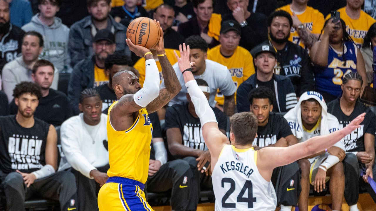 Los Angeles Lakers LeBron James (L) shoots against Utah Jazz s Walker Kessler 24 during an NBA, Basketball Herren