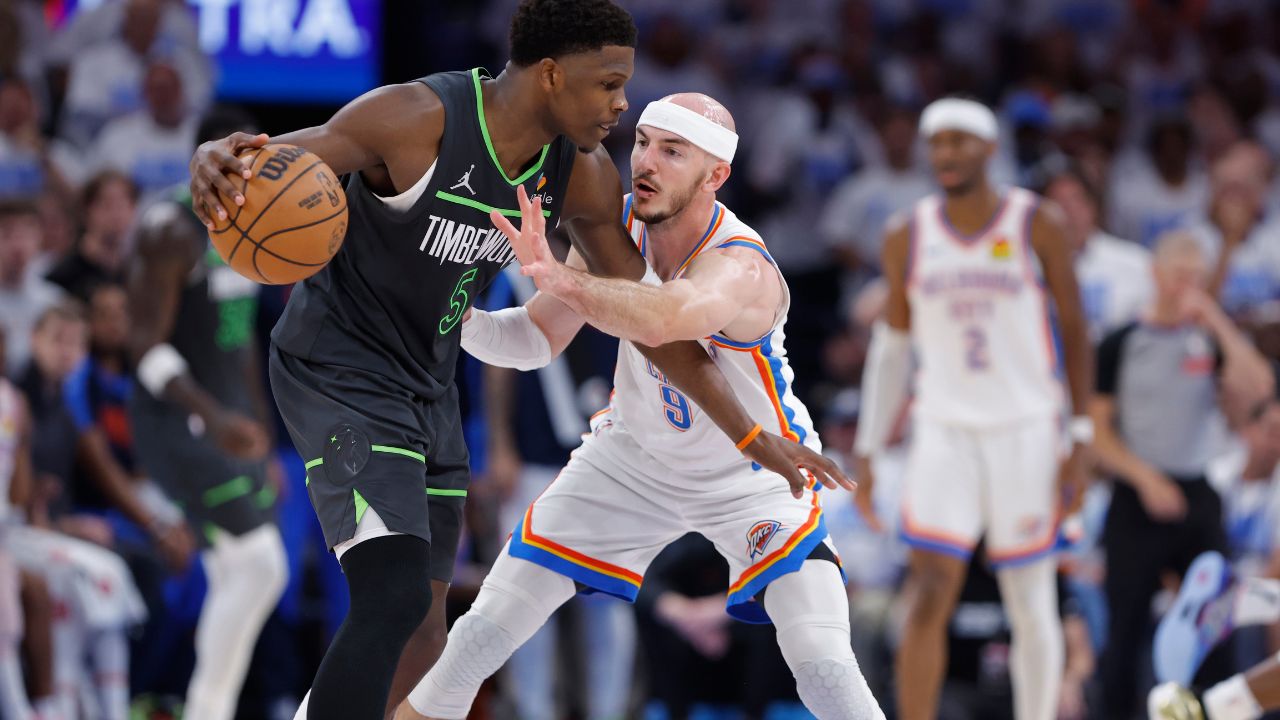 Alex Caruso defends against Anthony Edwards