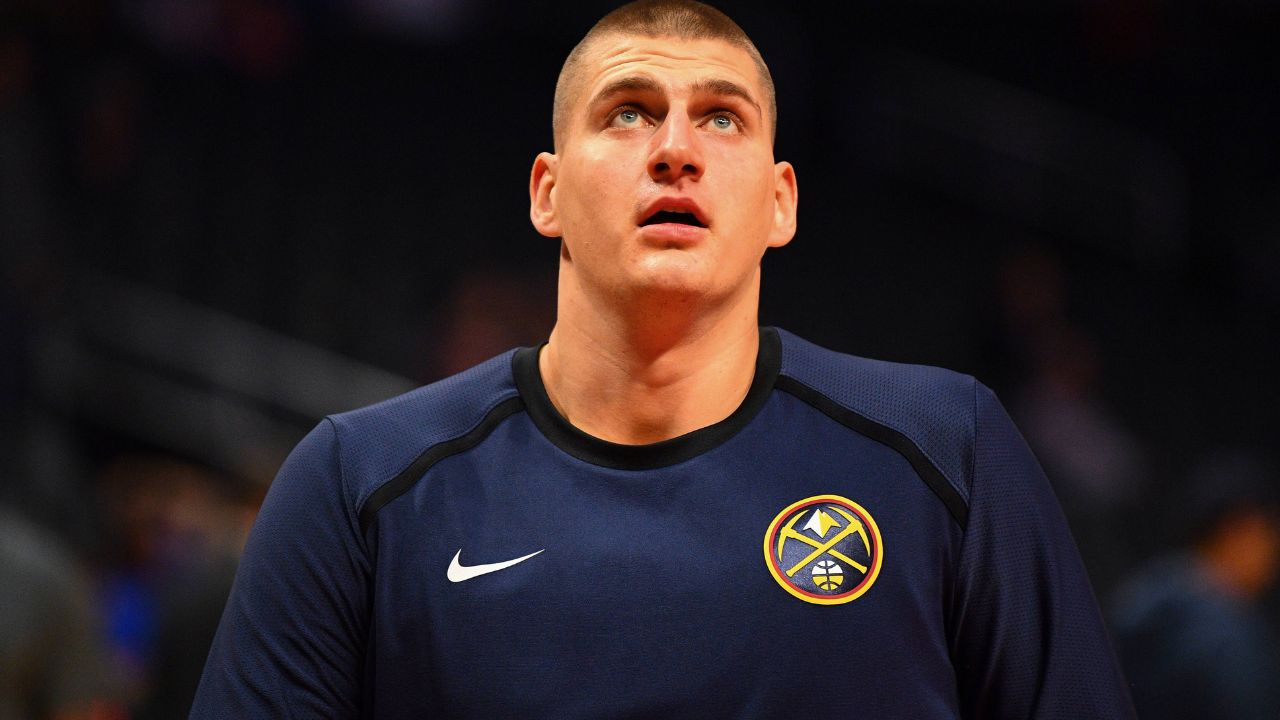 Denver Nuggets Center Nikola Jokic (15) looks on before a NBA Basketball Herren USA preseason game between the Denver Nuggets and the Los Angeles Clippers`
