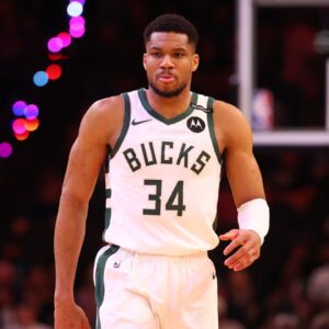 Milwaukee Bucks forward Giannis Antetokounmpo (34) against the Phoenix Suns at Footprint Center.