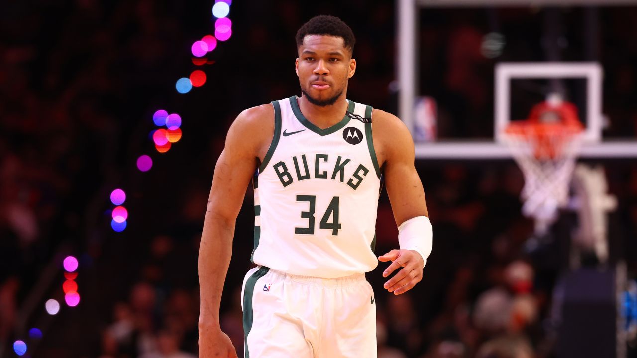 Milwaukee Bucks forward Giannis Antetokounmpo (34) against the Phoenix Suns at Footprint Center.