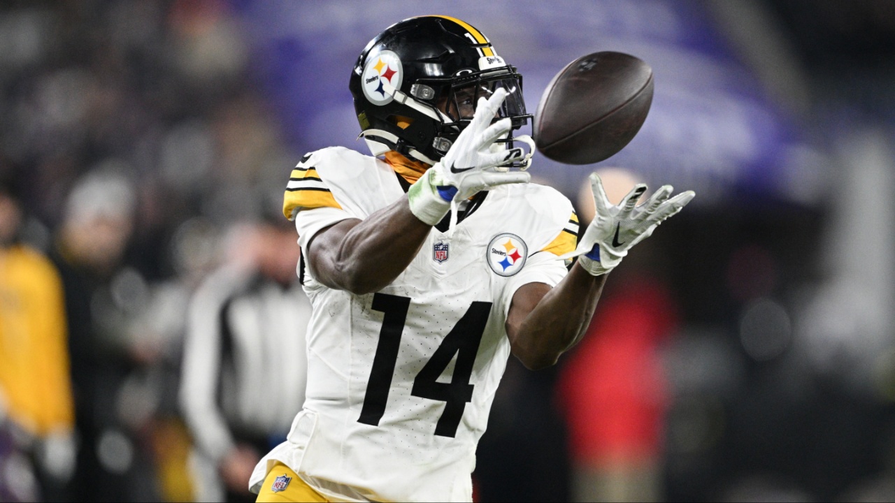 Pittsburgh Steelers wide receiver George Pickens (14) makes a catch against the Baltimore Ravens in the third quarter in an AFC wild card game at M&T Bank Stadium.