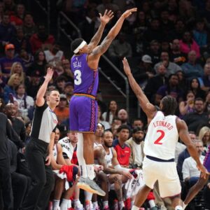 Phoenix Suns guard Bradley Beal (3) shoots against LA Clippers forward Kawhi Leonard (2) during the first half at PHX Center