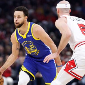 Alex Caruso defends against Stephen Curry