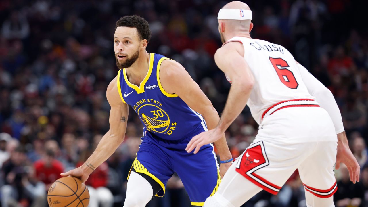 Alex Caruso defends against Stephen Curry