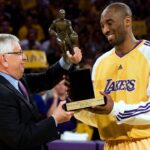 NBA Commissioner David L. Stern (USA, li.) überreicht Kobe Bryant (Los Angeles Lakers) die Trophäe nach seiner Wahl zum Most Valuable Player der Saison 2007 2008