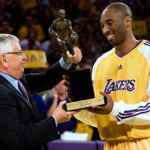 NBA Commissioner David L. Stern (USA, li.) überreicht Kobe Bryant (Los Angeles Lakers) die Trophäe nach seiner Wahl zum Most Valuable Player der Saison 2007 2008