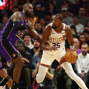 Los Angeles Lakers forward LeBron James (23) against Phoenix Suns forward Kevin Durant (35) at Footprint Center