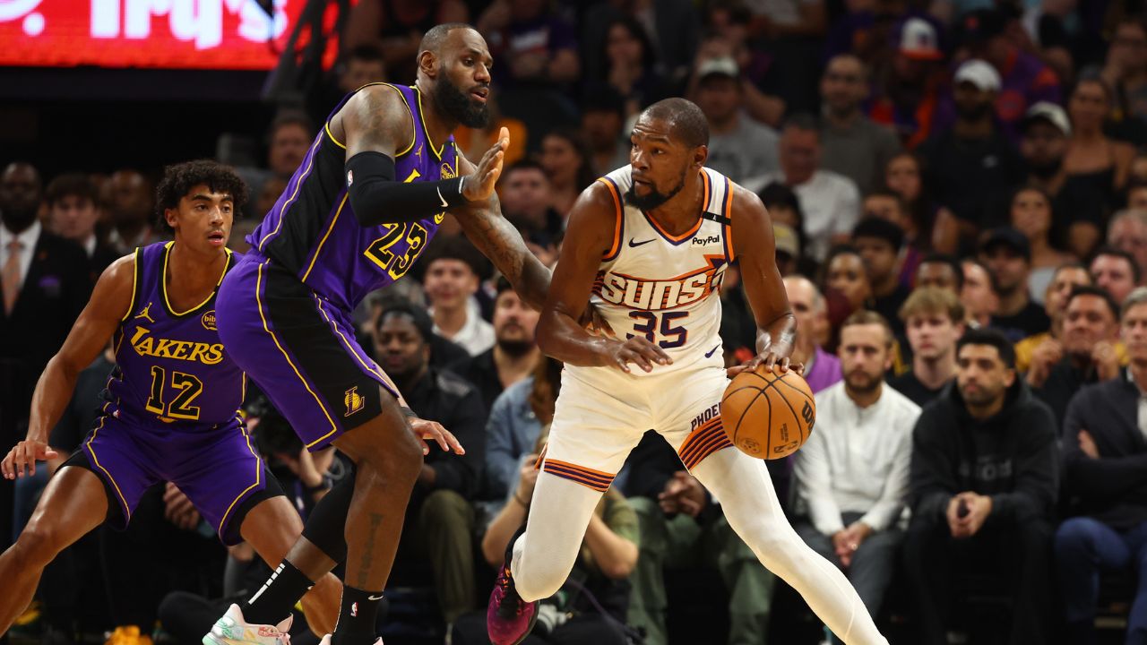 Los Angeles Lakers forward LeBron James (23) against Phoenix Suns forward Kevin Durant (35) at Footprint Center