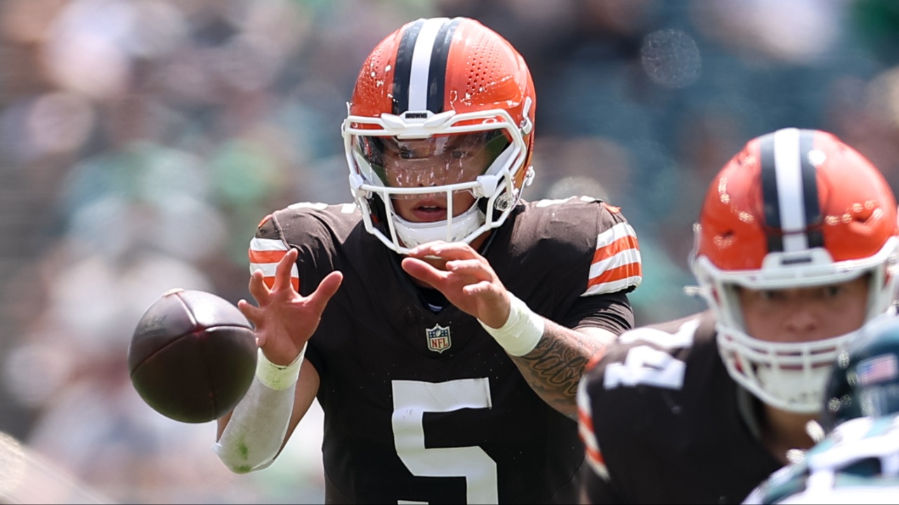 Cleveland Browns quarterback Dillon Gabriel (5) snaps the ball against the Philadelphia Eagles during the first quarter at Lincoln Financial Field.