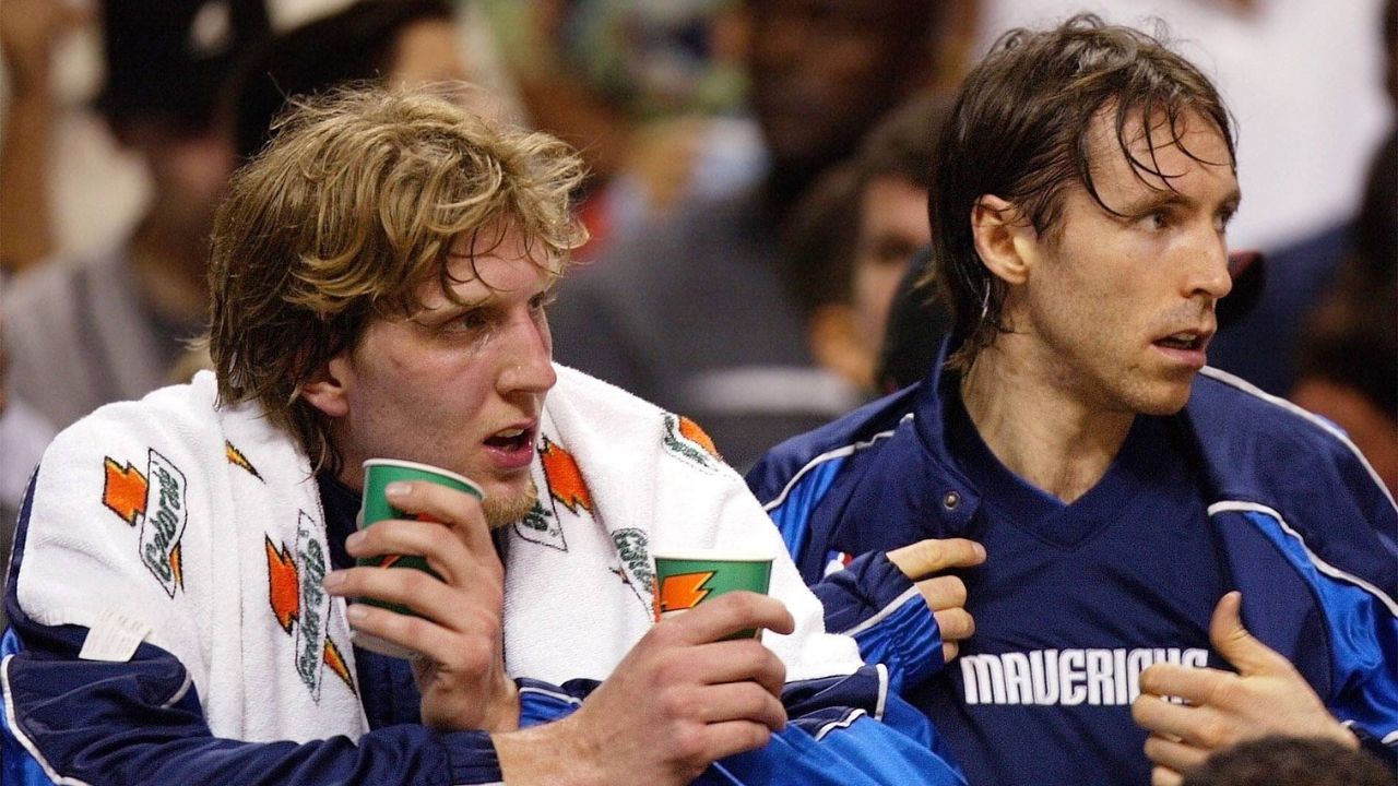 Dirk Nowitzki (li.) und Steve Nash (beide Dallas) Basketball Herren NBA 2002 2003, Miami - Dallas Mavericks 89:91, Gruppe Miami