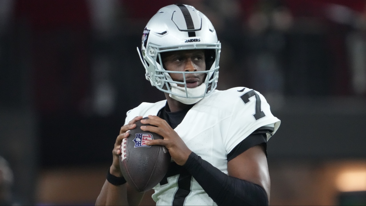Las Vegas Raiders quarterback Geno Smith (7) warms up before the game against the Arizona Cardinals at State Farm Stadium.