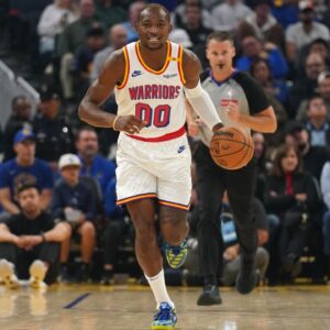 Golden State Warriors forward Jonathan Kuminga (00) dribbles the ball up the court against the New Orleans Pelicans in the first quarter at the Chase Center.