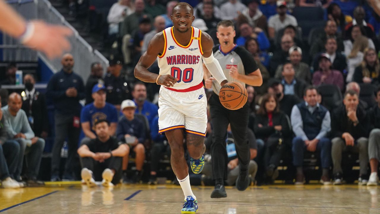 Golden State Warriors forward Jonathan Kuminga (00) dribbles the ball up the court against the New Orleans Pelicans in the first quarter at the Chase Center.