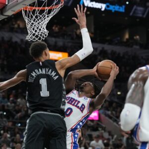 Victor Wembanyama blocks Tyrese Maxey