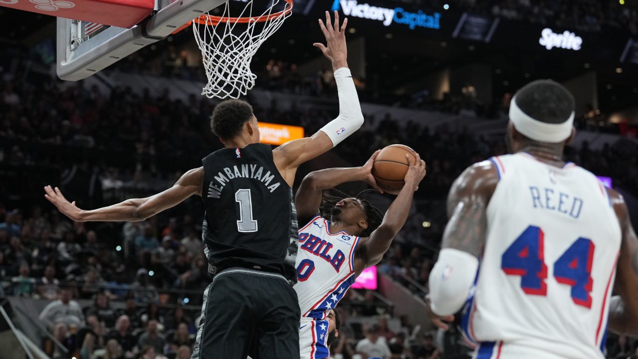 Victor Wembanyama blocks Tyrese Maxey