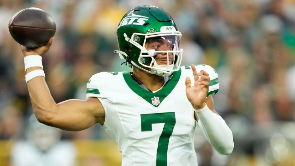 New York Jets quarterback Justin Fields (7) throws a pass during the first quarter against the Green Bay Packers at Lambeau Field.