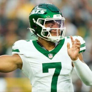 New York Jets quarterback Justin Fields (7) throws a pass during the first quarter against the Green Bay Packers at Lambeau Field.