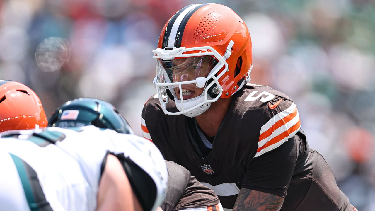 Cleveland Browns quarterback Dillon Gabriel (5) under center against the Philadelphia Eagles during the first quarter at Lincoln Financial Field.