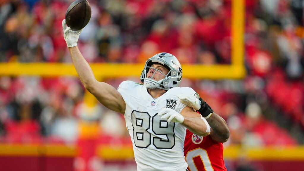 Las Vegas Raiders tight end Brock Bowers (89) is unable to make a catch against Kansas City Chiefs safety Justin Reid (20) during the second half at GEHA Field at Arrowhead Stadium.