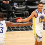 Golden State Warriors guard Jordan Poole (R) greets with forward Draymond Green (L) during an NBA, Basketball Herren, USA game against the Los Angeles Clippers.