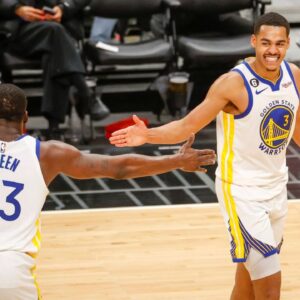 Golden State Warriors guard Jordan Poole (R) greets with forward Draymond Green (L) during an NBA, Basketball Herren, USA game against the Los Angeles Clippers.