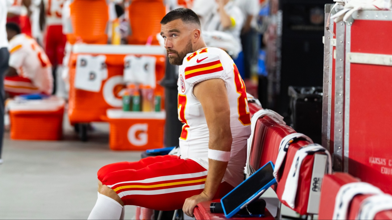 Kansas City Chiefs tight end Travis Kelce (87) against the Arizona Cardinals during a preseason NFL game at State Farm Stadium.