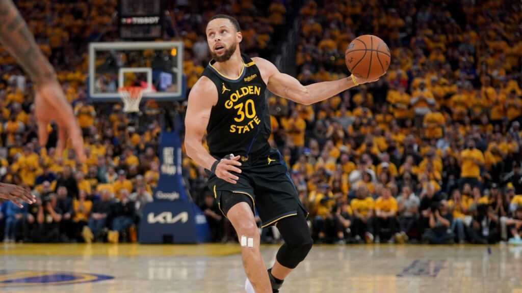Golden State Warriors guard Stephen Curry (30) holds onto the ball against the Houston Rockets in the third quarter of game six of the first round for the 2025 NBA Playoffs at Chase Center.