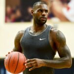 NBA Basketball Herren USA star LeBron James plays basketball with teenagers during his visit in Beijing