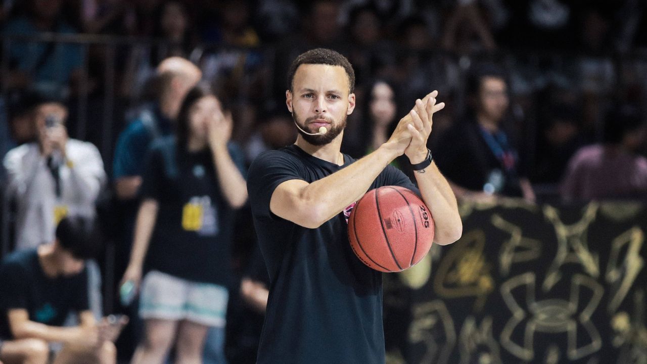 BA superstar Stephen Curry interacts with fans during his China tour at Chongqing International Expo Center