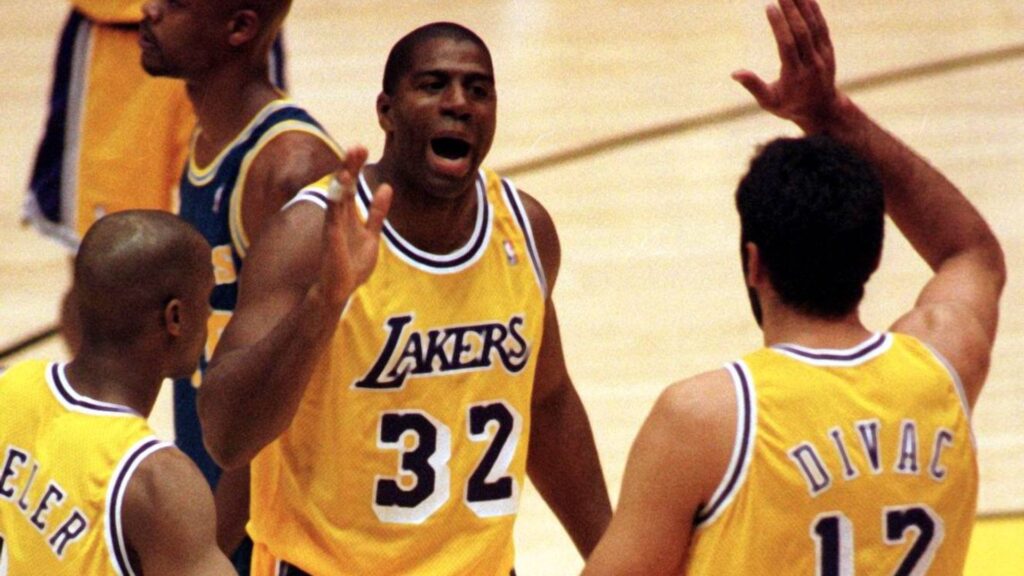 Earvin Magic Johnson (Mitte) und Vlade Divac (beide Los Angeles Lakers)