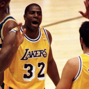 Earvin Magic Johnson (Mitte) und Vlade Divac (beide Los Angeles Lakers)