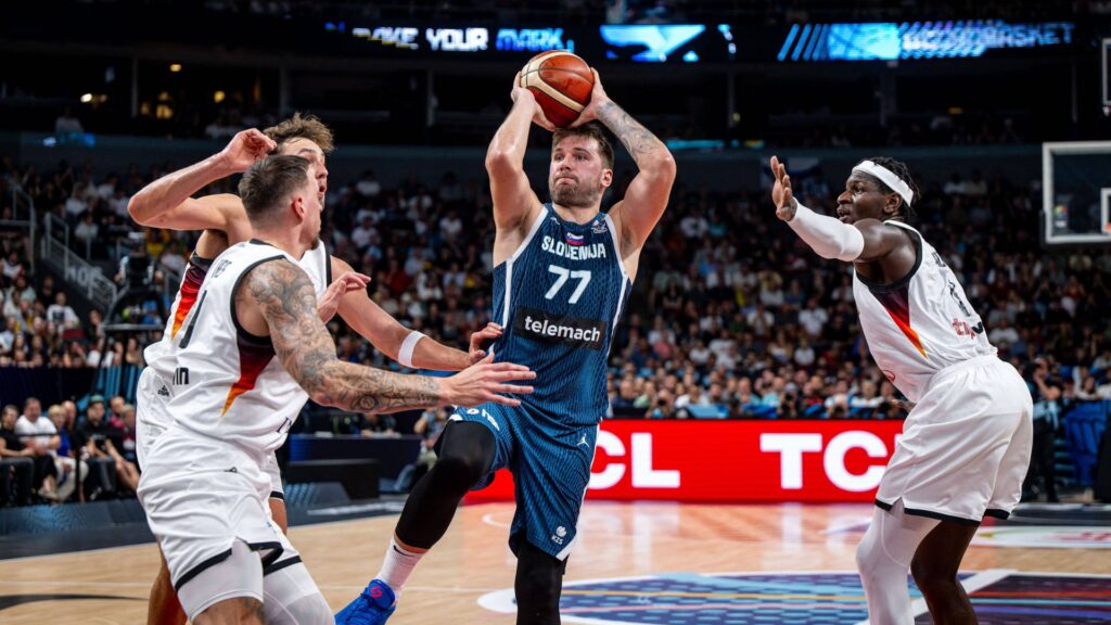 Basketball Riga 10.09.2025 DBB Länderspiel Männer Herren EuroBasket 2025 Viertelfinale Deutschland (GER) - Slowenien (SLO) Luka Doncic (Slowenien, No.77) Franz Wagner (Deutschland, No.09)