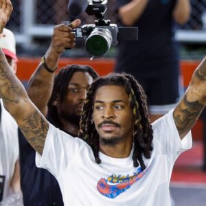 NBA, Basketball Herren, USA Ja Morant in Manila NBA player Ja Morant gestures to the crowd as he arrives for the Make Them Watch tour to promote his third Nike signature shoe in Manila