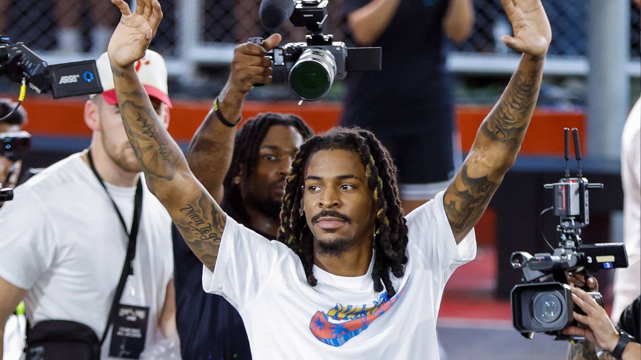 NBA, Basketball Herren, USA Ja Morant in Manila NBA player Ja Morant gestures to the crowd as he arrives for the Make Them Watch tour to promote his third Nike signature shoe in Manila
