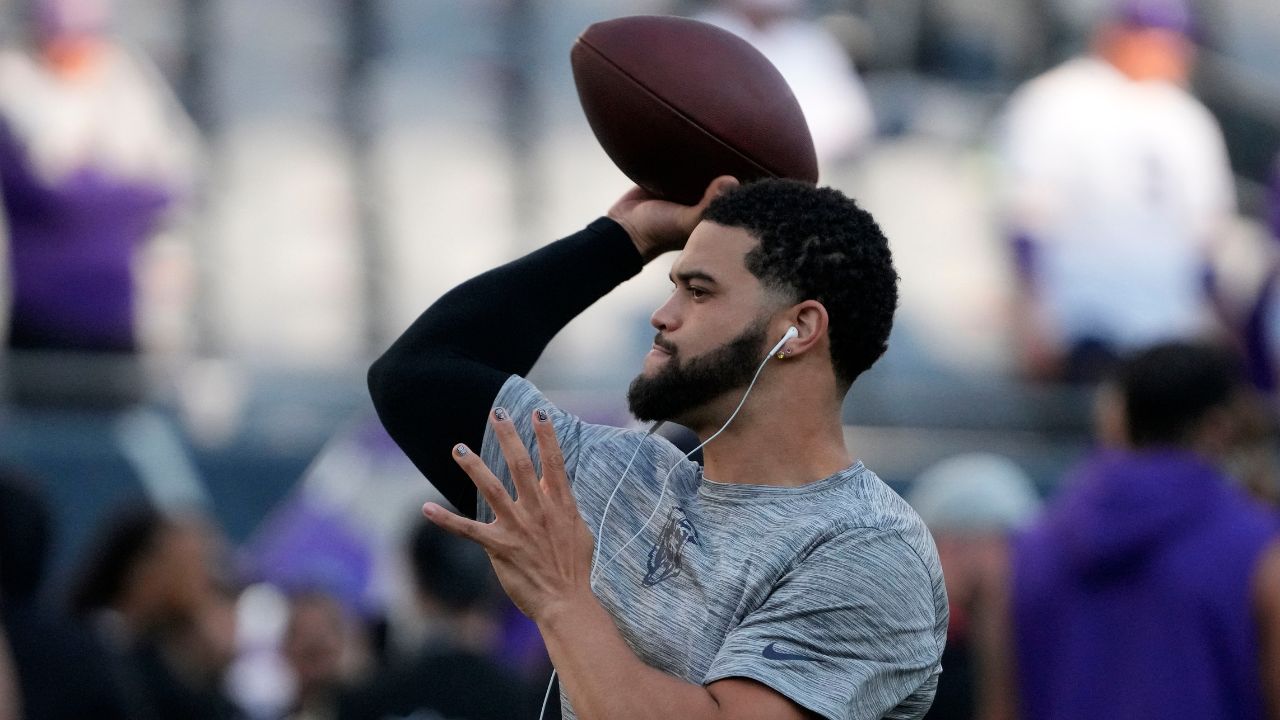 Chicago Bears quarterback Caleb Williams (18) practices before the game at Soldier Field.