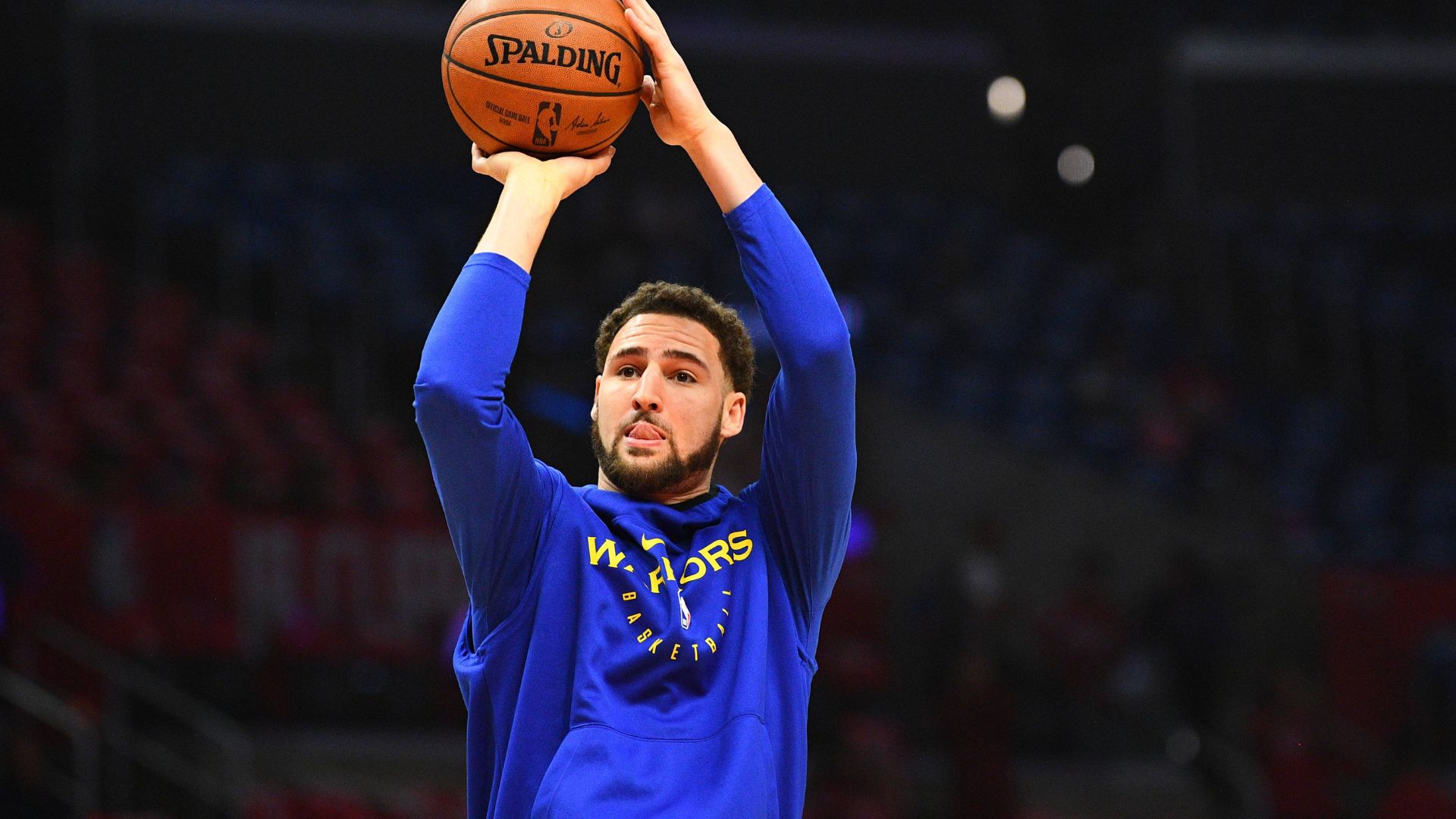 LOS ANGELES, CA - APRIL 18: Golden State Warriors Guard Klay Thompson (11) works out before game three of the first round of the 2019 NBA Basketball Herren USA Playoffs