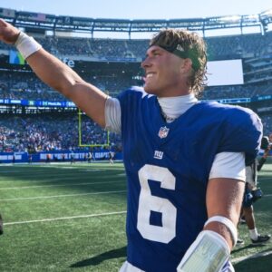 New York Giants quarterback Jaxson Dart (6) points after defeating the Los Angeles Chargers at MetLife Stadium, Sep 28, 2025, East Rutherford, NJ, USA.