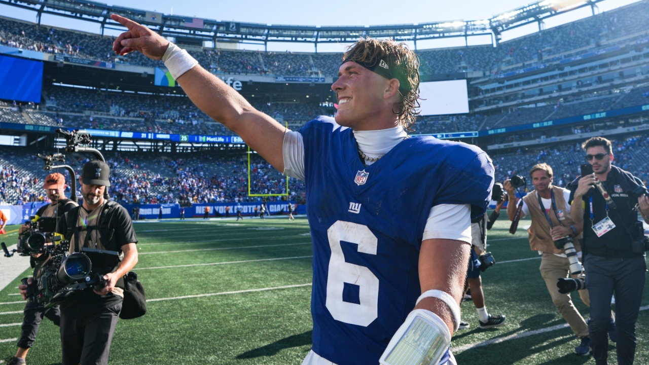 New York Giants quarterback Jaxson Dart (6) points after defeating the Los Angeles Chargers at MetLife Stadium, Sep 28, 2025, East Rutherford, NJ, USA.