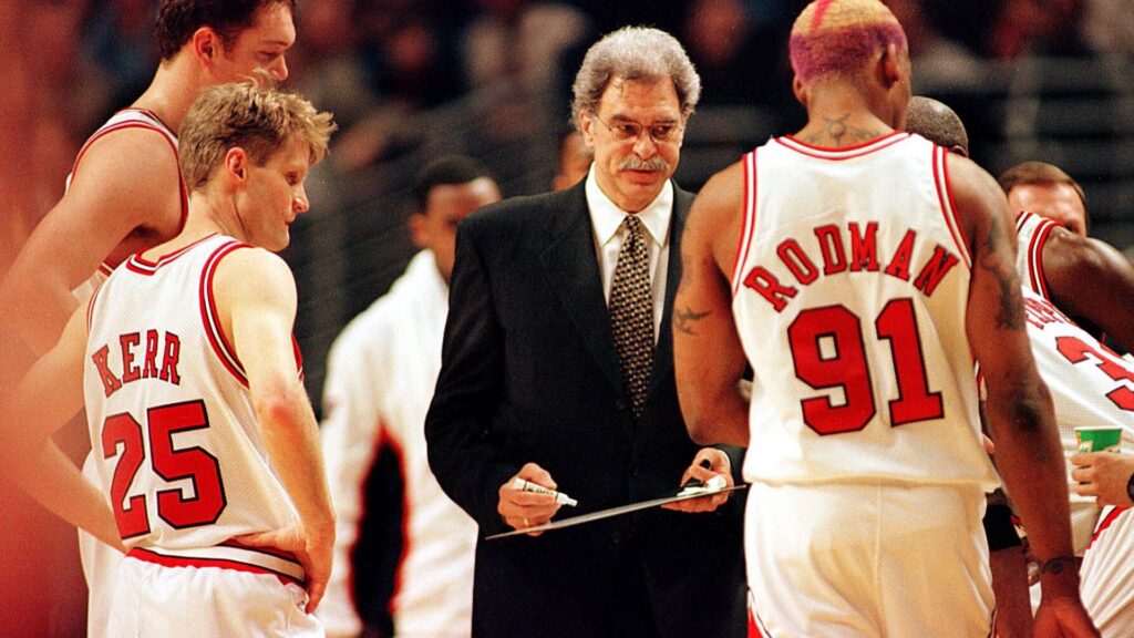 Bulls-Coach Phil Jackson im Kreise seiner Spieler Steve Kerr, Dennis Rodman mit taktischen Anweisungen Basketball Herren NBA, Saison 1996 97