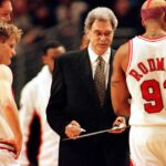 Bulls-Coach Phil Jackson im Kreise seiner Spieler Steve Kerr, Dennis Rodman mit taktischen Anweisungen Basketball Herren NBA, Saison 1996 97