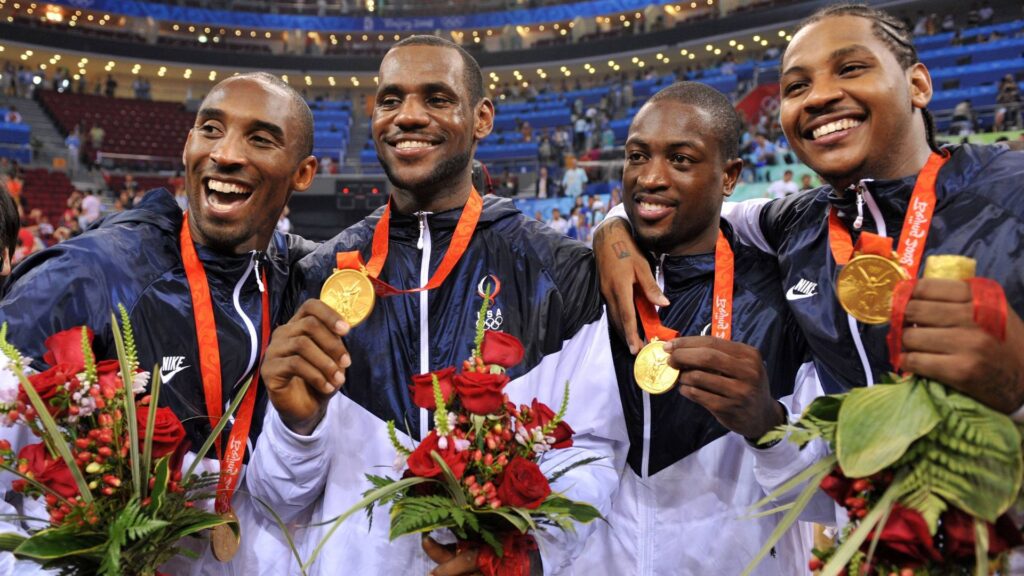 USA sind Olympiasieger 2008 v.li.: Kobe Bryant, LeBron James, Dwyane Wade und Carmelo Anthony präsentieren ihre Goldmedaillen Basketball OS Sommer Herren Olympische Spiele Beijing 2008